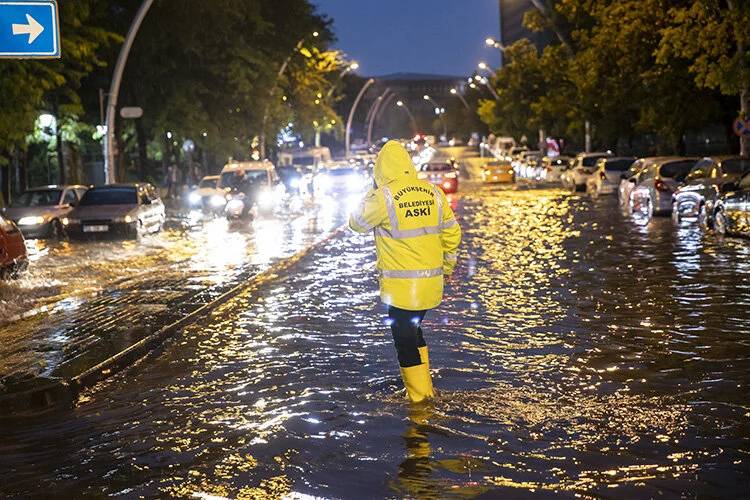 Başkentte yolları su bastı! Araçlar mahsur kaldı 5